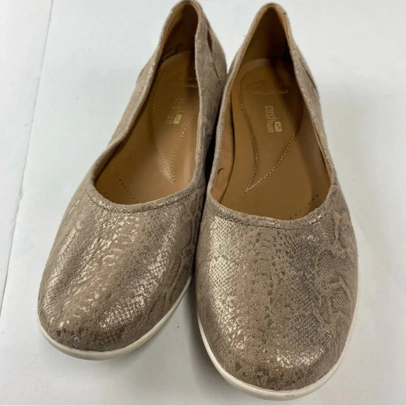 Clarks Womens 7 Helina Alessia Slip On Snake Skin Print Beige Shimmer Flats - Picture 4 of 6